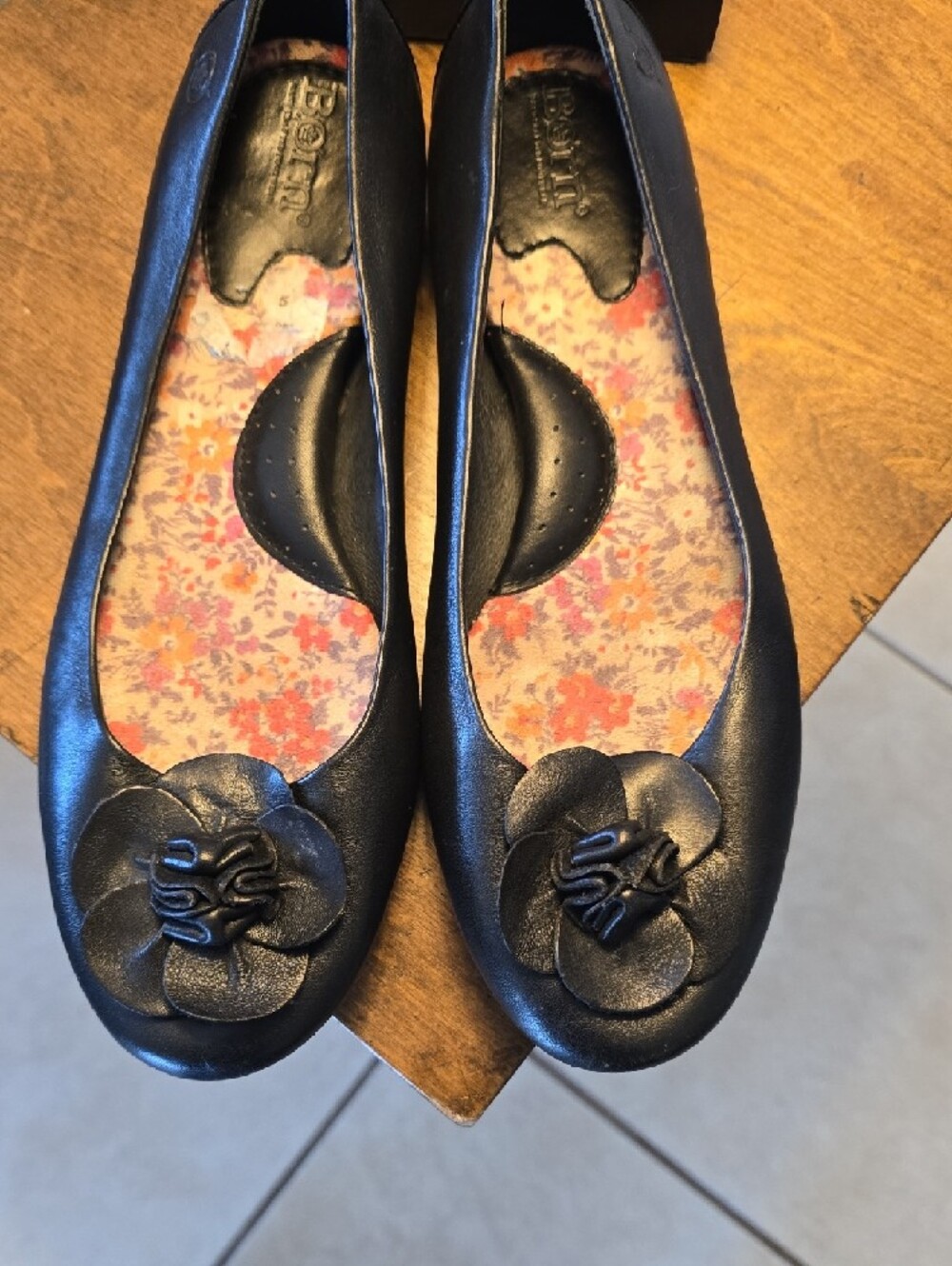 Born Black Leather Sz 9.5 M Flower-Accent Ballet Flats - Picture 4 of 5